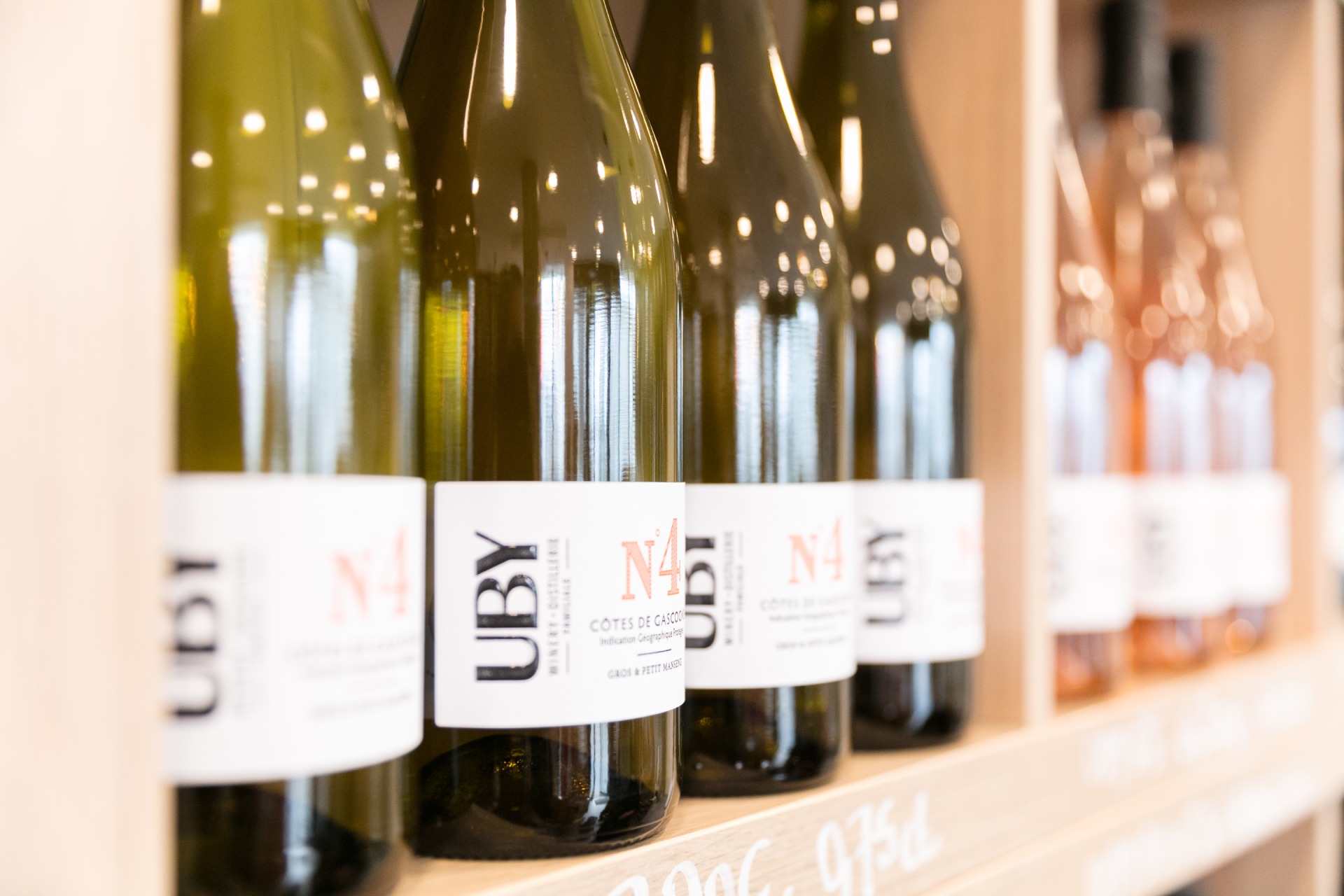 Bouteilles de vin sur étagère