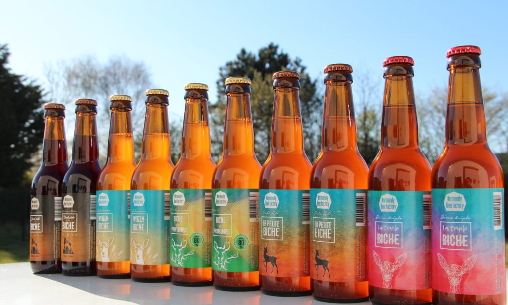 Bouteilles de bière colorées alignées